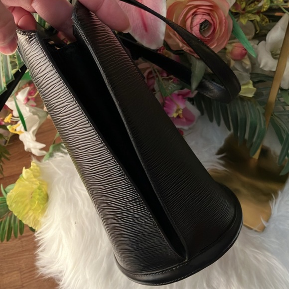 LOUIS VUITTON black Epi Saint Jacques in excellent condition. Authenticated - Picture 14 of 17